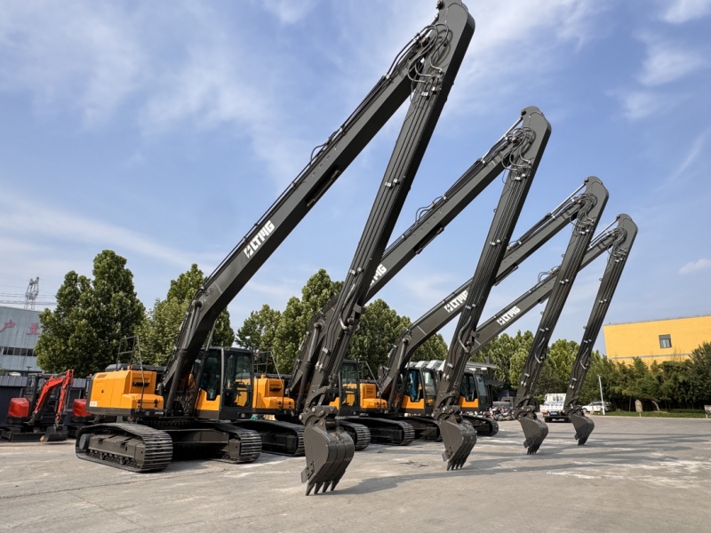 Crawler vs. Wheeled Excavator: The 2 Most Common Types Explained