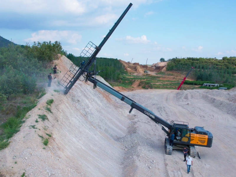 الكفاءة التآزرية: لماذا يُعدّ ثنائي الحفارة الثقيلة والرافعة الشوكية المعيار الذهبي لعمليات التعدين؟
